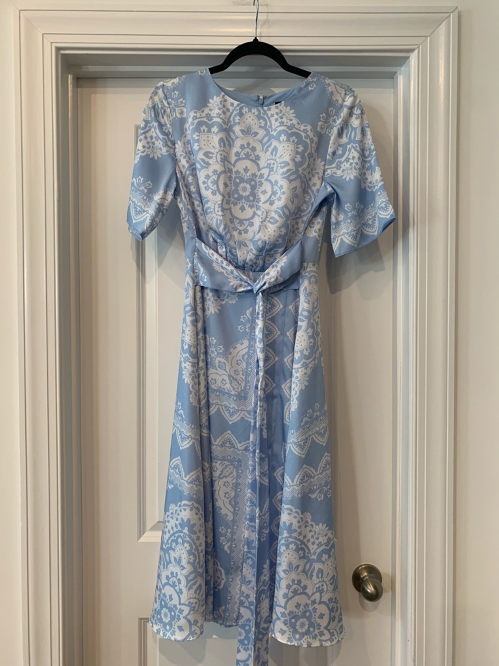 Ann Taylor periwinkle  and White Paisley Midi Dress with Tie Waist 4 NWOT